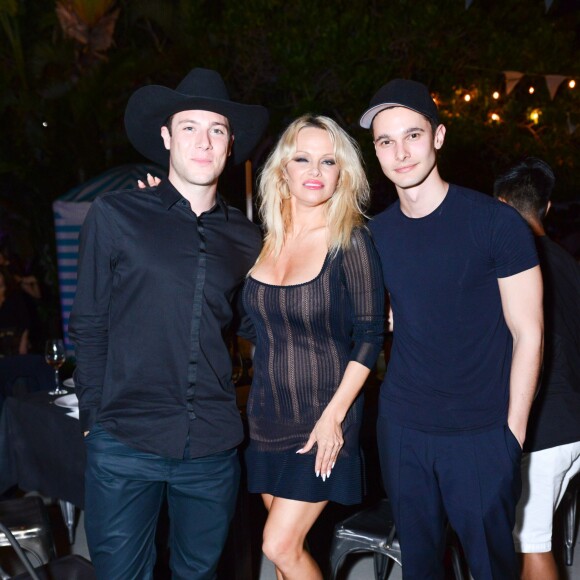 Pamela Anderson assiste à la soirée d'Out Of Order et du studio Snarkiteckture à l'espace éphémère du Surf Lodge, à l'hôtel The Hall South Beach. Miami, le 2 décembre 2015.