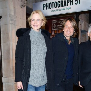 Nicole Kidman quitte le théâtre Noel Coward en compagnie de son mari Keith Urban, après avoir joué la pièce "Photograph 51" à West End à Londres. Le 14 octobre 2015 © CPA