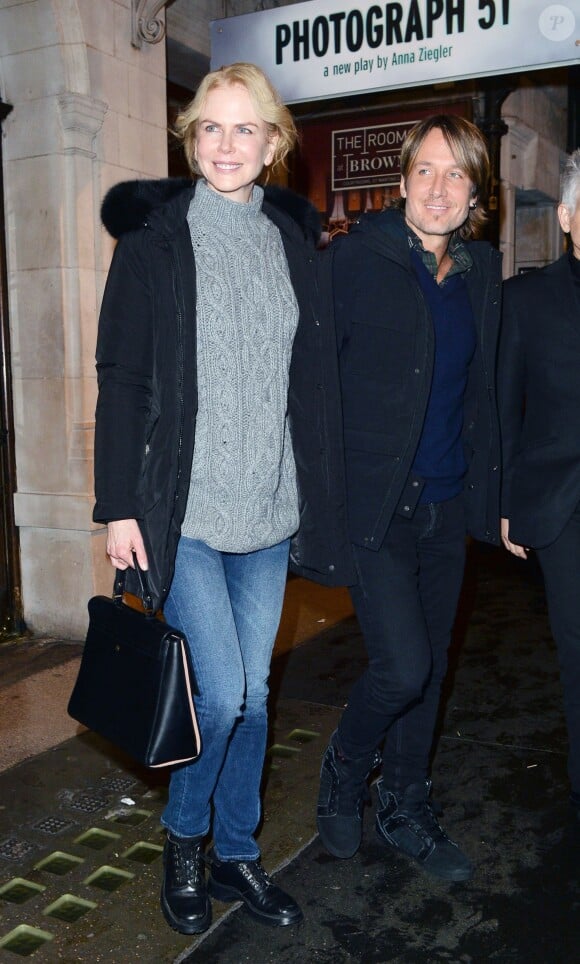 Nicole Kidman quitte le théâtre Noel Coward en compagnie de son mari Keith Urban, après avoir joué la pièce "Photograph 51" à West End à Londres. Le 14 octobre 2015 © CPA