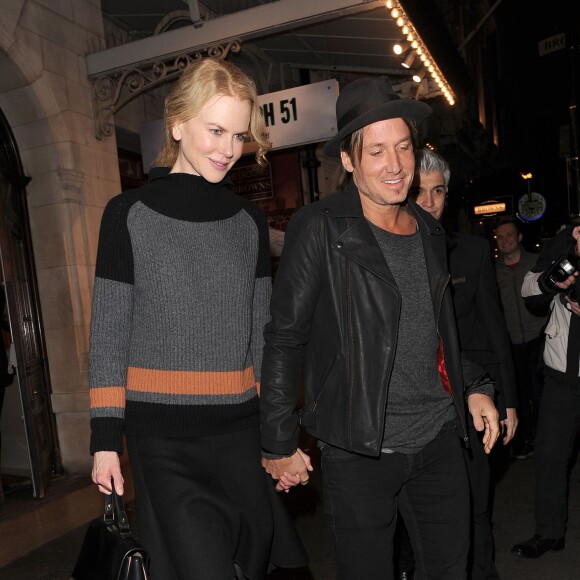 Nicole Kidman et son mari Keith Urban très souriants à la sortie du théâtre Noël Coward à Londres, le 13 octobre 2015.