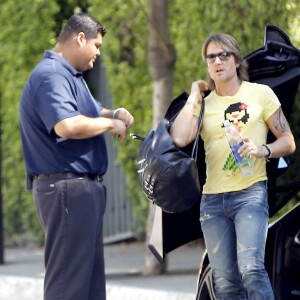 Exclusif - Keith Urban sort de sa voiture de sport à West Hollywood, le 19 septembre 2015