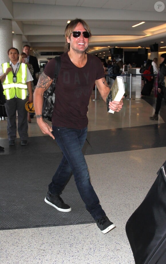 Keith Urban arrive à l'aéroport LAX de Los Angeles. Le 23 avril 2015