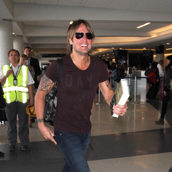 Keith Urban arrive à l'aéroport LAX de Los Angeles. Le 23 avril 2015