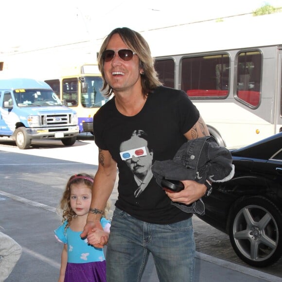 Keith Urban arrive avec ses filles Sunday Rose et Faith à l'aéroport de LAX à Los Angeles, le 13 mars 2015