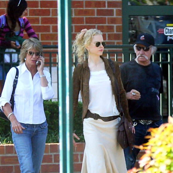 Nicole Kidman sort du cinéma avec ses beaux-parents Bob et Marienne Urban, Nashville, le 15 septembre 2006.