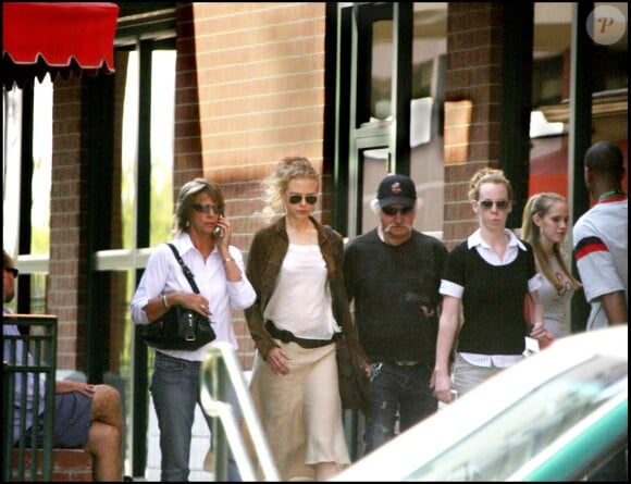 Nicole Kidman sort du cinéma avec ses beaux-parents Bob et Marienne Urban ainsi que son assistante, Nashville, le 15 septembre 2006.