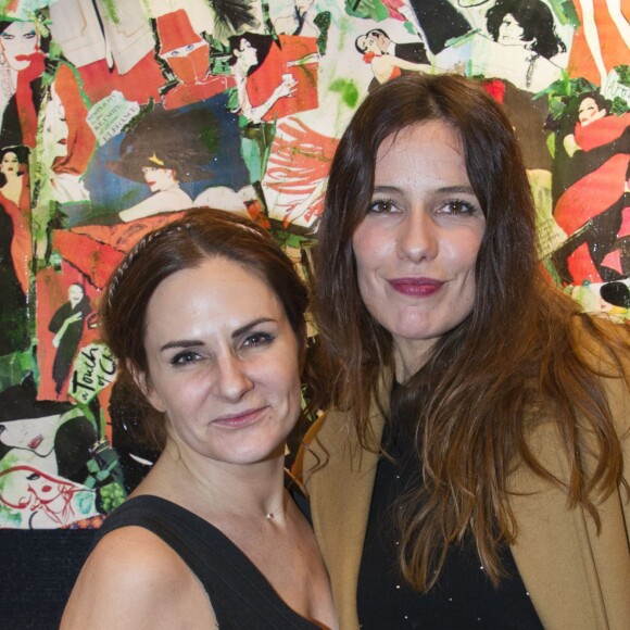 Anne Mondy et Zoé Félix - Cocktail pour le vernissage de l'exposition "Accords Croisés" by Papertorn by Anne Mondy (la fille de Pierre Mondy) au showroom Dedar à Paris, le 7 décembre 2015.