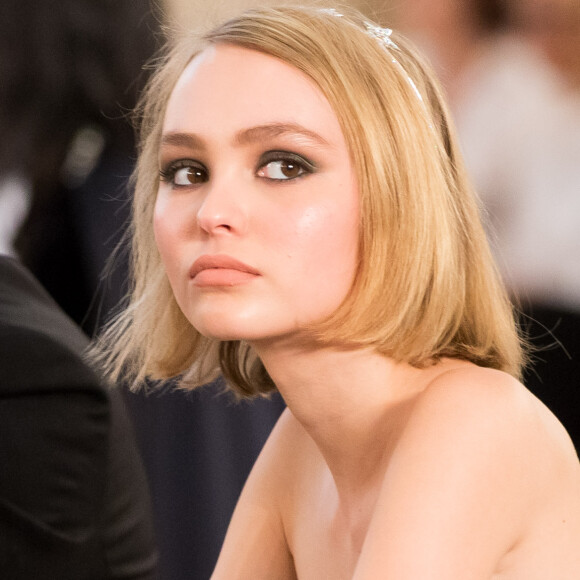 Lily -Rose Depp lors du défilé de mode "Chanel", collection Haute-Couture automne-hiver 2015/2016 au Grand Palais à Paris, le 7 juillet 2015.