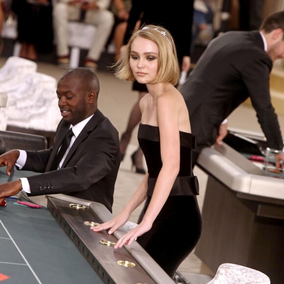 Lily Rose Depp Paradis - Défilé de mode "Chanel", collection Haute-Couture automne-hiver 2015/2016, au Grand Palais à Paris. Le 7 juillet 2015