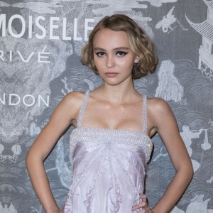 Lily-Rose Depp - Photocall lors du vernissage de l'exposition Chanel "Mademoiselle Privé" à la Galerie Saatchi à Londres, le 12 octobre 2015.