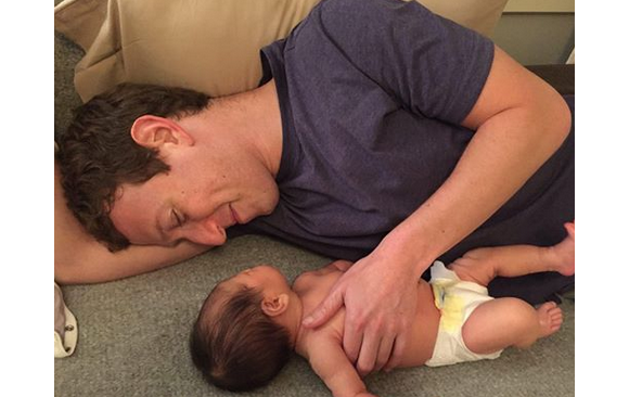 Marc Zuckerberg au comble de la joie avec sa petite fille Maxima âgée de deux semaines / photo postée sur Facebook, le 9 décembre 2015.