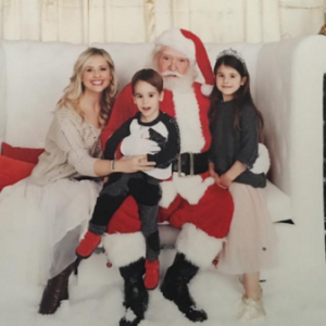 Sarah Michelle Gellar pose avec ses enfants et le Père Noël, le 5 décembre 2015