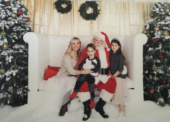 Sarah Michelle Gellar pose avec ses enfants et le Père Noël, le 5 décembre 2015