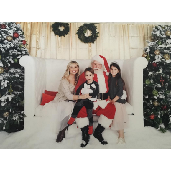 Sarah Michelle Gellar pose avec ses enfants et le Père Noël, le 5 décembre 2015