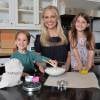 Sarah Michelle Gellar avec ses enfants Rocky et Charlotte, fait la promotion de son site Foodstirs.com, à Los Angeles, le 1er septembre 2015