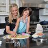 Sarah Michelle Gellar avec ses enfants Rocky et Charlotte, fait la promotion de son site Foodstirs.com, à Los Angeles, le 1er septembre 2015