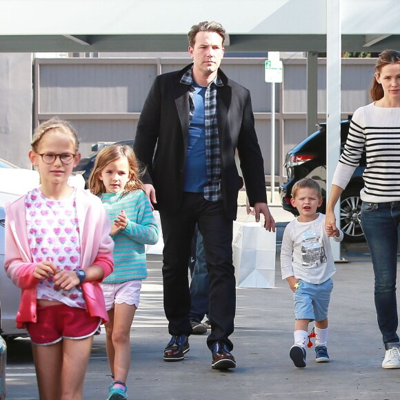 Ben Affleck et Jennifer Garner se promènent avec leurs enfants Violet, Seraphina et Samuel à West Hollywood. Ils ne portent toujours pas leurs alliances. Le 14 novembre 2015
