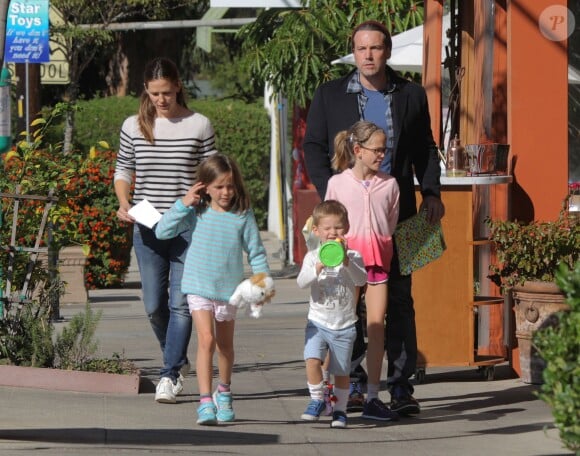 Ben Affleck et jennifer Garner à la sortie d'un magasin de jouets avec leurs enfants Violet, Seraphina et Samuel à Brentwood, le 14 novembre 2015