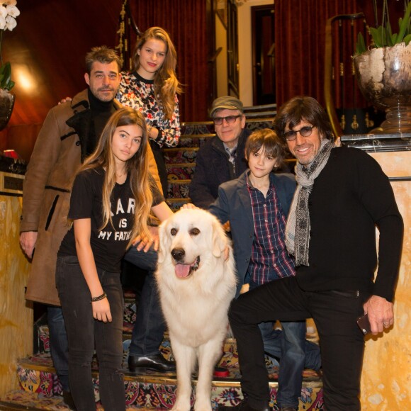 Exclusif - Thylane Blondeau, Thierry Neuvic, Margaux Chatelier, Tcheky Karyo, Félix Bossuet, Christian Dugay et Garfield (chien devenu "Belle" à l'écran) posent pour une photo avant de se rendre à l'avant-première du film "Belle et Sébastien : l'aventure continue" au Gaumont Opéra à Paris, le 29 novembre 2015.