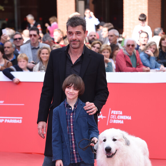 Félix Bossuet, Thierry Neuvic (habillé en Fendi) et Garfield (devenu "Belle" à l'écran) - Tapis rouge du film "Belle et Sébastien" à Rome, le 17 octobre 2015.