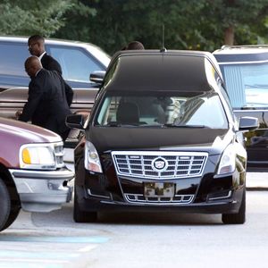 Arrivée du cercueil de Bobbi Kristina pour ses obsèques en l'église St James de Alpharetta , le 1er août 2015.