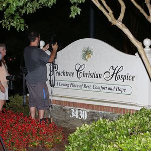 Les journalistes affluent devant le "Peachtree Christian Hospice" après l'annonce de la mort de Bobbi Kristina Brown à Duluth en Georgie, le 26 juillet 2015.