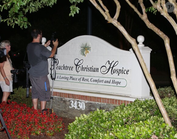 Les journalistes affluent devant le "Peachtree Christian Hospice" après l'annonce de la mort de Bobbi Kristina Brown à Duluth en Georgie, le 26 juillet 2015.