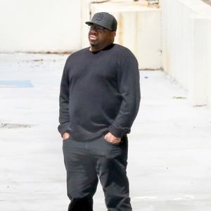 Exclusif - Bobby Brown, stressé, va rendre visite à sa fille Bobby Kristina Brown avec d'autres membres de la famille au centre médical DeKalb à Decatur, le 20 avril 2015.