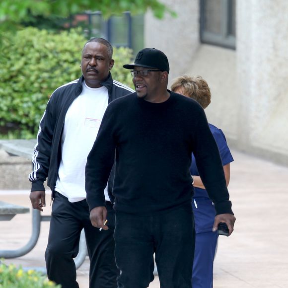 Exclusif - Bobby Brown, stressé, va rendre visite à sa fille Bobby Kristina Brown avec d'autres membres de la famille au centre médical DeKalb à Decatur, le 20 avril 2015.