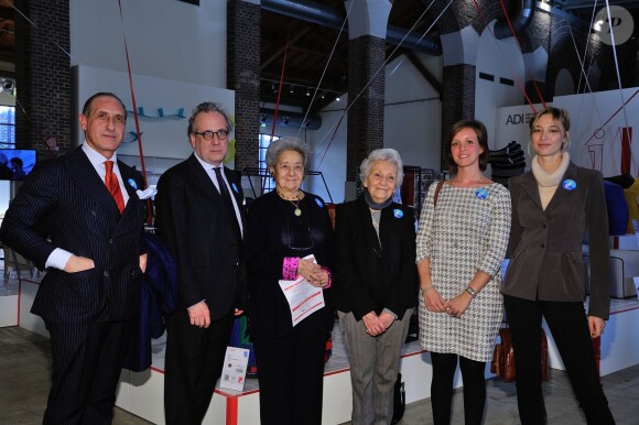 Domenico Piraina, Galimberti Luciano, Bona Borromeo, Ines Maria Colnaghi, Marta Giussani et Beatrice Borromeo Casiraghi assistent à la 7ème édition du salon "Love Design" au profit de l'AIRC à Milan, le 10 décembre 2015.
