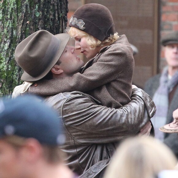 Exclusif - Ben Affleck et Sienna Miller s'embrassent sur le tournage de "Live by night" à Boston le 23 novembre 2015.