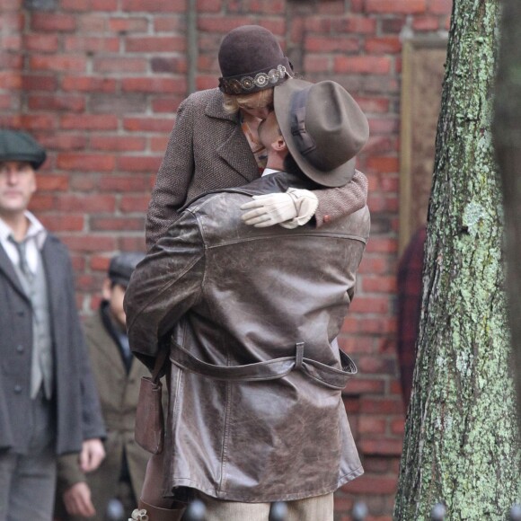 Exclusif - Ben Affleck et Sienna Miller s'embrassent sur le tournage de "Live by night" à Boston le 23 novembre 2015.