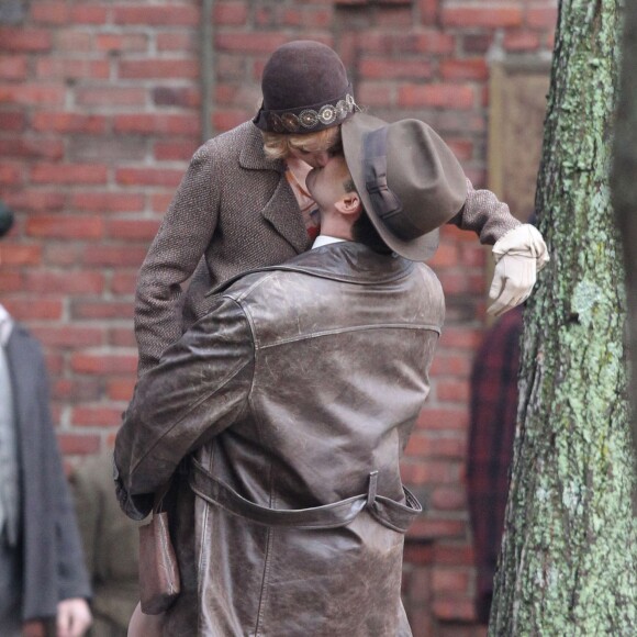 Exclusif - Ben Affleck et Sienna Miller s'embrassent sur le tournage de "Live by night" à Boston le 23 novembre 2015.