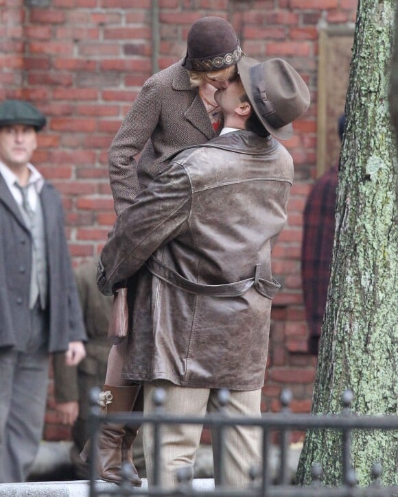 Exclusif - Ben Affleck et Sienna Miller s'offent un baiser fougueux sur le tournage de "Live by night" à Boston le 23 novembre 2015.
