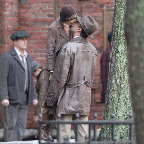 Exclusif - Ben Affleck et Sienna Miller s'embrassent sur le tournage de "Live by night" à Boston le 23 novembre 2015.