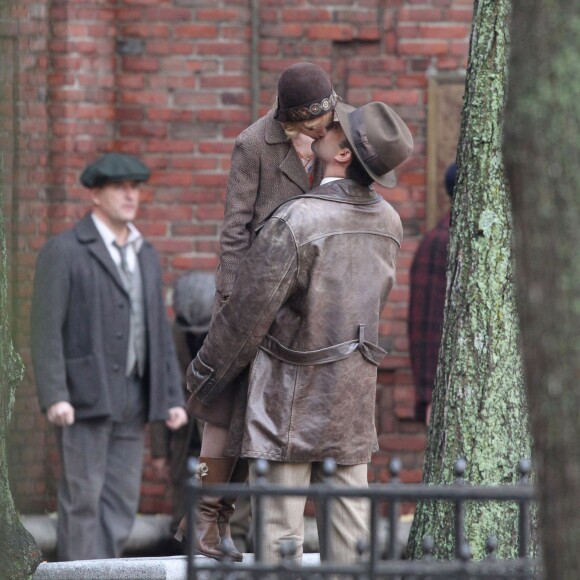 Exclusif - Ben Affleck et Sienna Miller s'embrassent sur le tournage de "Live by night" à Boston le 23 novembre 2015.