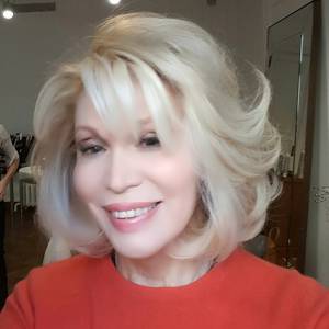 Amanda Lear a dévoilé sa nouvelle coupe sur Facebook. Décembre 2015