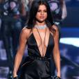 Selena Gomez (collier Silk Messika Haute Joaillerie) - Défilé de mode de Victoria's Secret à Lexington Avenue Armory à New York, le 10 novembre 2015