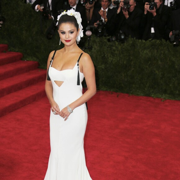 Selena Gomez - Soirée Costume Institute Gala 2015 (Met Ball) au Metropolitan Museum célébrant l'ouverture de Chine: à travers le miroir à New York, le 4 mai 2015.