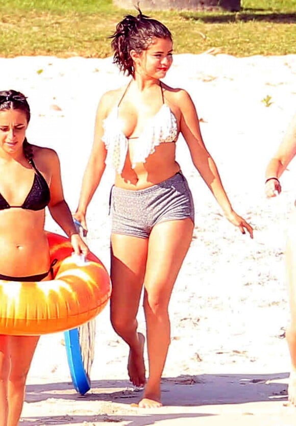 Exclusif - Selena Gomez à la plage lors de ses vacances avec des amis à Mexico, le 18 avril 2015.