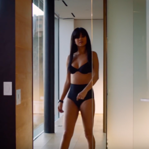 Selena Gomez en sous-vêtements dans le clip de sa chanson Hands To Myself - Image extraite d'une vidéo Youtube postée au mois de décembre 2015.