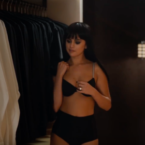 Selena Gomez en sous-vêtements dans le clip de sa chanson Hands To Myself - Image extraite d'une vidéo Youtube postée au mois de décembre 2015.