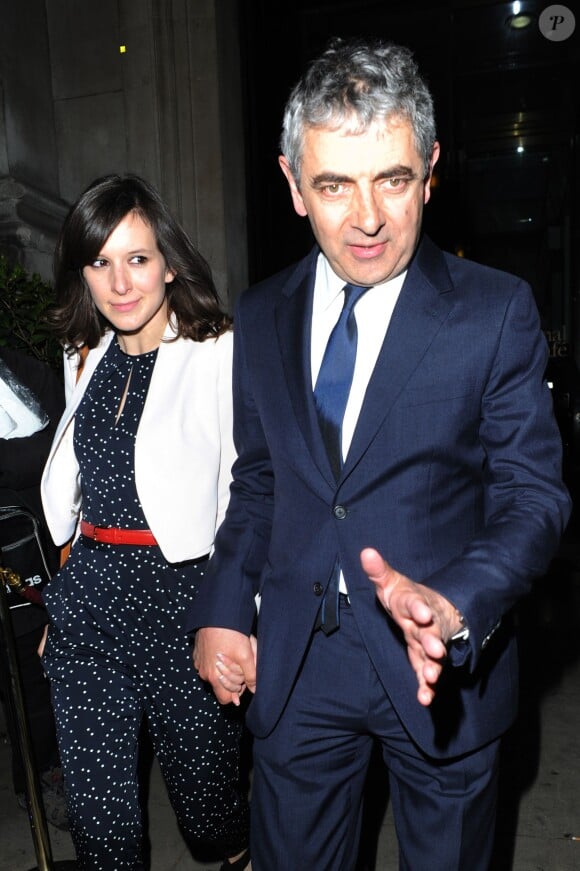 Rowan Atkinson aka Mr. Bean et sa girlfriend Louise Ford, 32 ans, quittent une soirée American Buffalo au National Gallery Cafe à Londres le 27 avril 2015.