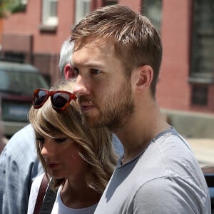 Taylor Swift et son petit-ami Calvin Harris sortent d'un restaurant à New York, le 28 mai 2015.