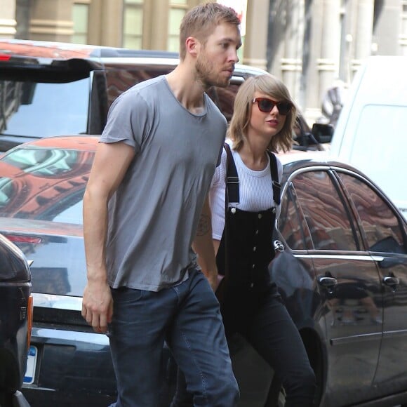 Taylor Swift et son petit-ami Calvin Harris sortent d'un restaurant à New York, le 28 mai 2015.