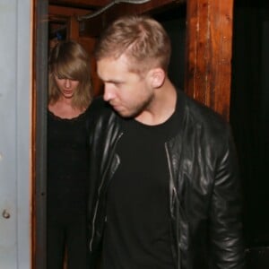 Taylor Swift et le DJ Calvin Harris confirment leur relation amoureuse en sortant main dans la main du club Troubadour à West Hollywood. Le 2 avril 2015