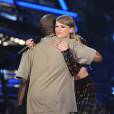 Kanye West se voit remettre un prix par Taylor Swift lors des MTV Video Music Awards, le 30 août 2015 à Los Angeles