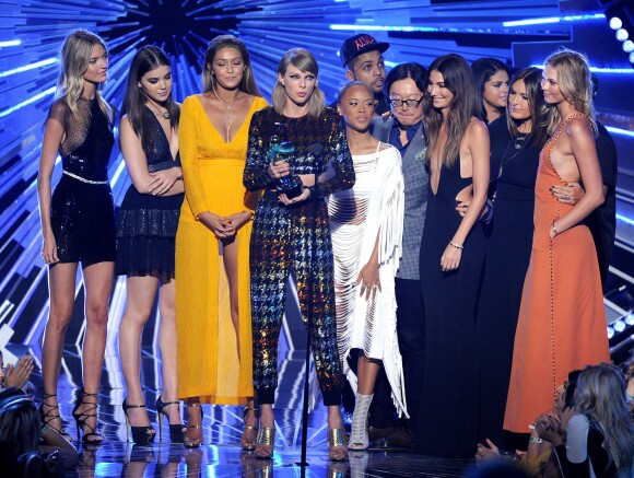 Le mannequin Martha Hunt, l'actrice Hailee Steinfeld, le mannequin Gigi Hadid, l'actrice Serayah,  Taylor Swift, le réalisateur Joseph Kahn, le top model Lily Aldridge, l'actrice Mariska Hargitay et Karlie Kloss sur la scène des MTV Video Music Awards, le 30 août 2015 à Los Angeles