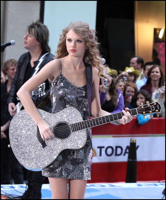 Taylor Swift se produit sur le plateau du TODAY show à New York, le 26 octobre 2010