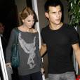 Taylor Swift et Taylor Lautner à la sortie du restaurant Ruth's Chris Steak House à Los Angeles, le 28 octobre 2009